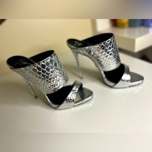 BRAND NEW - NEVER WORN silver leather python sandals 110mm Size 37.5